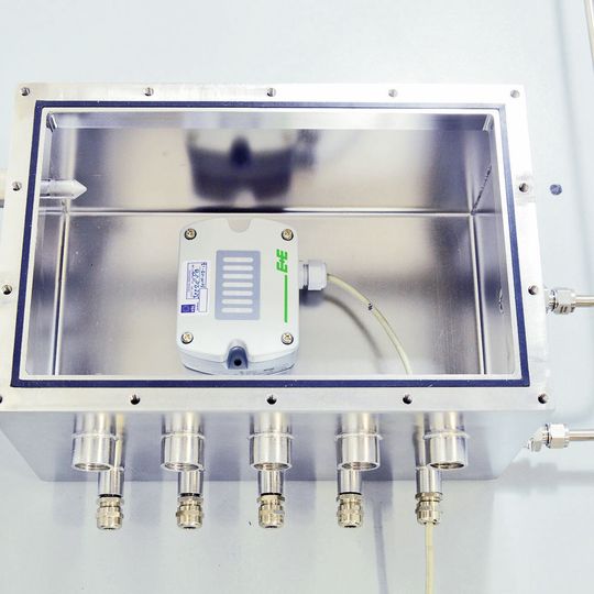 Zur Kalibrierung befinden sich die Messgeräte in einer Messkammer mit exakt definierter Gaskonzentration. Zur Kalibrierung befinden sich die Messgeräte in einer Messkammer mit exakt definierter Gaskonzentration.