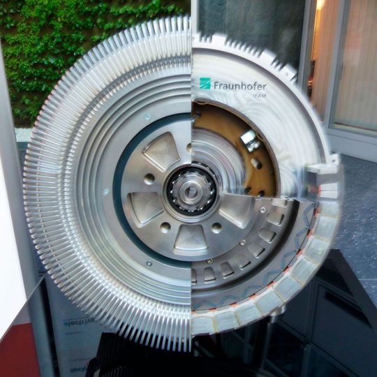 Lara ist ein Teilprojekt der Fraunhofer Systemforschung Elektromobilität und umfasst die Entwicklung, Fertigung und Erprobung eines robusten luftgekühlten Radnabenmotors mit hoher Drehmomentdichte.