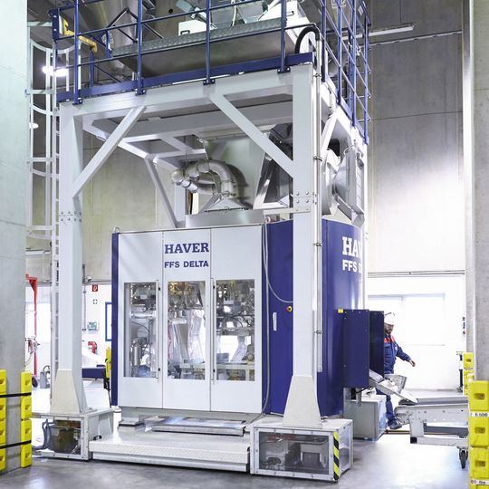 Die zwölf Jahre alte Form-Fill-Seal-Anlage von Haver & Boecker wurde durch Umbaukits auf den aktuellen Stand der Technik gebracht. Die zwölf Jahre alte Form-Fill-Seal-Anlage von Haver & Boecker wurde durch Umbaukits auf den aktuellen Stand der Technik gebracht.