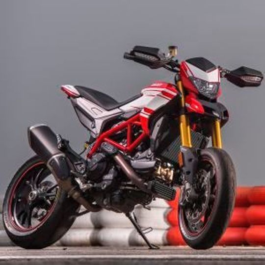 Mit 15.950 Euro hat die Hypermotard 939 SP auch einen durchaus anspruchsvollen Preis. Mit 15.950 Euro hat die Hypermotard 939 SP auch einen durchaus anspruchsvollen Preis.