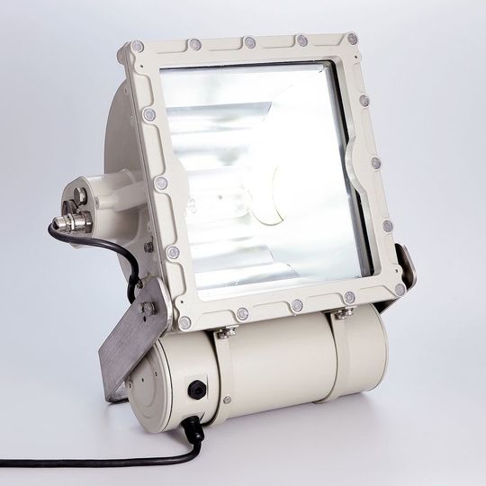 Zone 1-Scheinwerfer der Serie 6121 sind dank ihres modularen Aufbaus besonders installations- und wartungsfreundlich. Zone 1-Scheinwerfer der Serie 6121 sind dank ihres modularen Aufbaus besonders installations- und wartungsfreundlich.