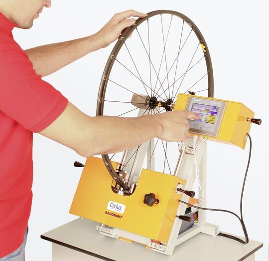 Der „Radonaut“ mit Simatic-S7-1200-Steuerung und KTP400-Comfort-Panel hat das Zeug dazu, Fahrradwerkstätten zu revolutionieren. Der „Radonaut“ mit Simatic-S7-1200-Steuerung und KTP400-Comfort-Panel hat das Zeug dazu, Fahrradwerkstätten zu revolutionieren.