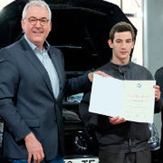 Betriebsinhaber Mark Scherhag und Rodrigo Tena Coello de Portugal sind stolz auf den Gesellenbrief. Betriebsinhaber Mark Scherhag und Rodrigo Tena Coello de Portugal sind stolz auf den Gesellenbrief.