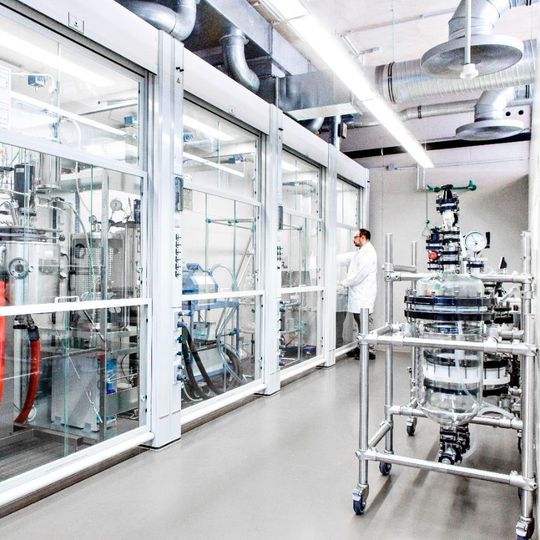 Das neue Kilo-Labor des Fraunhofer LBF erlaubt ein Up-Scaling von Laborsynthesen auf den Kilogramm-Maßstab. Das neue Kilo-Labor des Fraunhofer LBF erlaubt ein Up-Scaling von Laborsynthesen auf den Kilogramm-Maßstab.