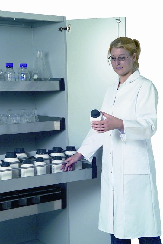Abb. 1 Neu entworfene Labormöbel: Innenliegende Schubkästen ermöglichen eine bessere Erreichbarkeit von Gegenständen im Inneren des Schrankes. Abb. 1 Neu entworfene Labormöbel: Innenliegende Schubkästen ermöglichen eine bessere Erreichbarkeit von Gegenständen im Inneren des Schrankes.