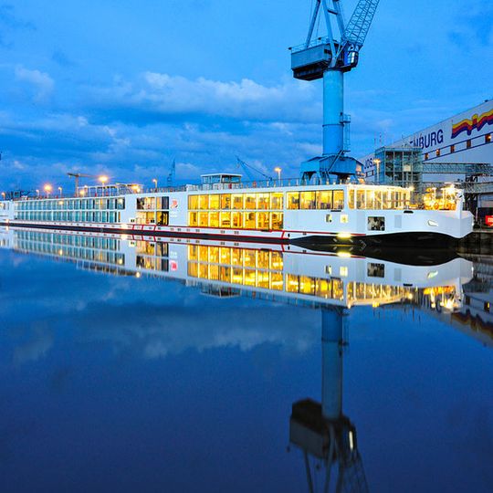 Für die Meyer Werft hat die OTG Gronau Edelstahlrelings von fünf Flusskreuzfahrtschiffen bearbeitet. Für die Meyer Werft hat die OTG Gronau Edelstahlrelings von fünf Flusskreuzfahrtschiffen bearbeitet.