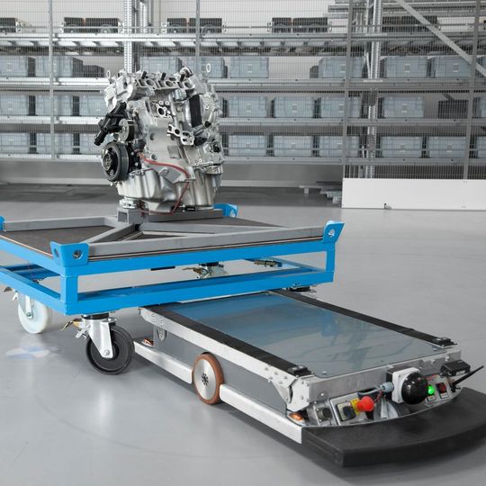 Der „Smart Transport Robot“ (STR) ist ein FTS, das vom Fraunhofer-IML gemeinsam mit der BMW Group entwickelt wurde. Der „Smart Transport Robot“ (STR) ist ein FTS, das vom Fraunhofer-IML gemeinsam mit der BMW Group entwickelt wurde.