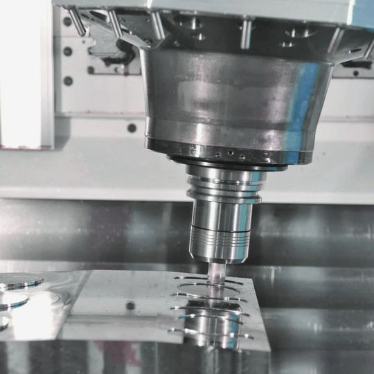 Die Leichtbauweise und spezielle Beschichtungen gewähren eine dauerfeste Kupplung bei niedriger Masse und Massenträgheit. Sie ist somit optimal auf die veränderten Anforderungen in Werkzeugmaschinen abgestimmt.