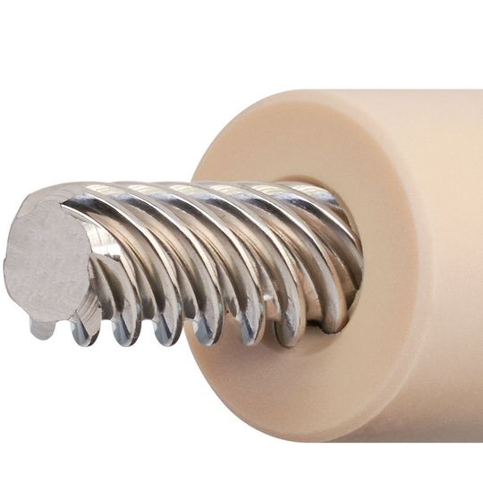 Die Dryspin-Gewindespindeln weisen eine asymmetrische Geometrie auf. Damit haben sie im Dauerbetrieb eine fünfach höhere Lebensdauer als marktübliche Lösungen. Die Dryspin-Gewindespindeln weisen eine asymmetrische Geometrie auf. Damit haben sie im Dauerbetrieb eine fünfach höhere Lebensdauer als marktübliche Lösungen.