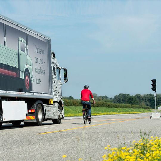 Der Abbiegeassistent arbeitet mit Radar. Die Radarsensoren befinden sich in einem Modul auf der rechten Fahrzeugseite vor der Hinterachse in der Seitenverkleidung. Der Abbiegeassistent arbeitet mit Radar. Die Radarsensoren befinden sich in einem Modul auf der rechten Fahrzeugseite vor der Hinterachse in der Seitenverkleidung.