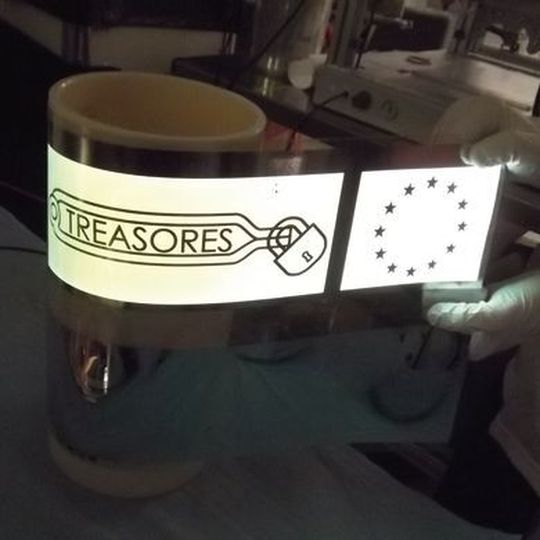 Diese flexible Lichtquelle aus OLED, wurde im Rahmen des TREASORES-Projekt entwickelt und am Fraunhofer FEP in einem kostengünstigen Rolle-zu-Rolle-Prozess hergesellt. Ein Schlüsselbereich dieser Technik sind flexible Elektroden und luftundurchlässige Barriereschichten. Diese flexible Lichtquelle aus OLED, wurde im Rahmen des TREASORES-Projekt entwickelt und am Fraunhofer FEP in einem kostengünstigen Rolle-zu-Rolle-Prozess hergesellt. Ein Schlüsselbereich dieser Technik sind flexible Elektroden und luftundurchlässige Barriereschichten.