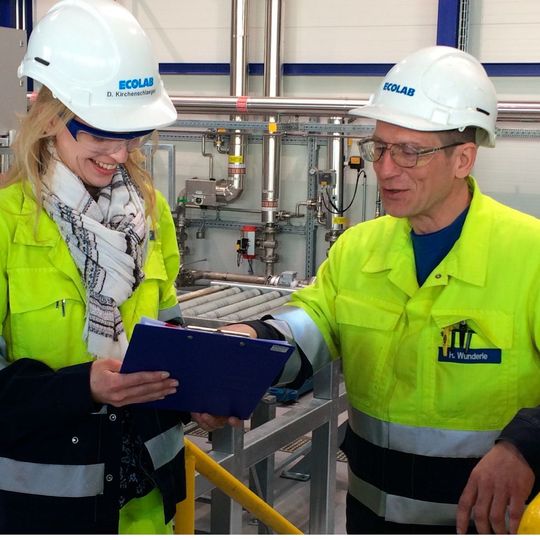 Denise Kirchenschläger, Operator Standort Biebesheim, und Heiko Wunderle, Operator Standort Biebesheim, besprechen die Produktionspläne für Purate. Denise Kirchenschläger, Operator Standort Biebesheim, und Heiko Wunderle, Operator Standort Biebesheim, besprechen die Produktionspläne für Purate.