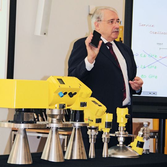 Radar level measurement in the course of time: Managing Director Günter Kech is presenting all the Vega radar sensors (the first device of 1991 to the extreme left and the latest and smallest radar sensor to the extreme right – the Vegapuls 64). Radar level measurement in the course of time: Managing Director Günter Kech is presenting all the Vega radar sensors (the first device of 1991 to the extreme left and the latest and smallest radar sensor to the extreme right – the Vegapuls 64).