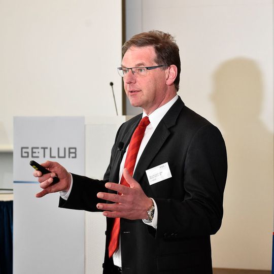 Dr. Lutz Lindemann, Vorstandsmitglied der Fuchs Petrolub S.E und Mitglied des FVA-Vorstandes: „Der GETLUB Kongress zeigt in beeindruckender Weise, dass der Schmierstoff als Konstruktionselement eine sehr breite und intensive Aufmerksamkeit in der Forschungs- und Entwicklungslandschaft bekommt.“ Dr. Lutz Lindemann, Vorstandsmitglied der Fuchs Petrolub S.E und Mitglied des FVA-Vorstandes: „Der GETLUB Kongress zeigt in beeindruckender Weise, dass der Schmierstoff als Konstruktionselement eine sehr breite und intensive Aufmerksamkeit in der Forschungs- und Entwicklungslandschaft bekommt.“