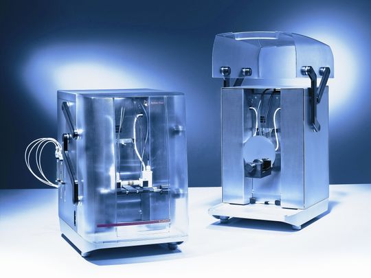 Abb. 1 Misst das Zetapotenzial an Oberflächen: Das Surpass-System von Anton Paar mit integrierter Titrationseinheit; Fasermesszelle (links) und Klammermesszelle mit Siliziumwafer als Probe (rechts). Abb. 1 Misst das Zetapotenzial an Oberflächen: Das Surpass-System von Anton Paar mit integrierter Titrationseinheit; Fasermesszelle (links) und Klammermesszelle mit Siliziumwafer als Probe (rechts).