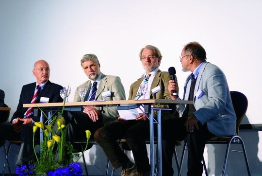 Auf der Podiumsdiskussion sprechen die Professoren (v.l.n.r.) Thomas Welsch („Die Flüssigchromatographie mit druck- oder elektroosmotisch bewegter mobiler Phase integriert auf Chips stellt eine mögliche Alternative zur HPLC mit diskreten Säulen dar.“), Adreas Rizzi („Die Schnelligkeit der Trennung ist besonders wichtig, wenn in Mehrstufen-Prozessen wie der 2D-Chromatographie die Wiederholungszahlen in der zweiten Dimension sehr groß sind.“), Michael W. Linscheid („Der Vorteil der Offline-Analyse gegenüber dem Online-Verfahren ist, dass man ein Archiv anlegen kann. Mit diesen Referenzen können dann weiterführende Untersuchungen durchgeführt werden.“) und Klaus Albert („In der Naturstoffanalytik benötigen wir neben der HPLC/NMR- die HPLC/MS-Kopplung. Ohne vorherige chromatographische Auftrennung ist eine reproduzierbare Analytik kaum möglich.“) über die aktuellen Entwicklungen und Probleme in der schnellen Chromatographie. Auf der Podiumsdiskussion sprechen die Professoren (v.l.n.r.) Thomas Welsch („Die Flüssigchromatographie mit druck- oder elektroosmotisch bewegter mobiler Phase integriert auf Chips stellt eine mögliche Alternative zur HPLC mit diskreten Säulen dar.“), Adreas Rizzi („Die Schnelligkeit der Trennung ist besonders wichtig, wenn in Mehrstufen-Prozessen wie der 2D-Chromatographie die Wiederholungszahlen in der zweiten Dimension sehr groß sind.“), Michael W. Linscheid („Der Vorteil der Offline-Analyse gegenüber dem Online-Verfahren ist, dass man ein Archiv anlegen kann. Mit diesen Referenzen können dann weiterführende Untersuchungen durchgeführt werden.“) und Klaus Albert („In der Naturstoffanalytik benötigen wir neben der HPLC/NMR- die HPLC/MS-Kopplung. Ohne vorherige chromatographische Auftrennung ist eine reproduzierbare Analytik kaum möglich.“) über die aktuellen Entwicklungen und Probleme in der schnellen Chromatographie.