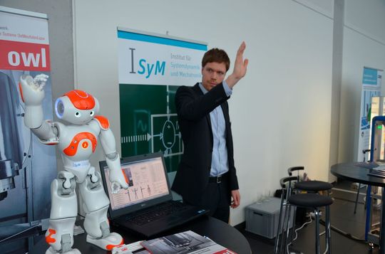 Per Bilderkennung den Kollegen Roboter steuern, auch das ein Thema auf der Hannover Messe 2016, vorgestellt vom Insitut Isym. Per Bilderkennung den Kollegen Roboter steuern, auch das ein Thema auf der Hannover Messe 2016, vorgestellt vom Insitut Isym.