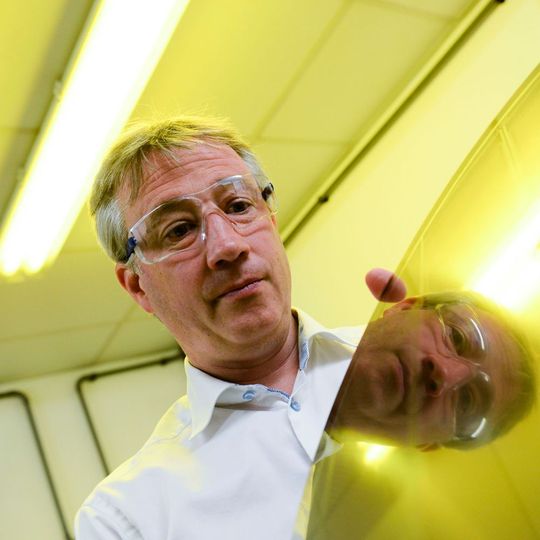 Precision Micro bietet die Galvanoformtechnik für die Herstellung kleinster Strukturen: Auf dem Trägersubstrat lagert sich Metall in einem überaus feinen Raster an, dessen Linien mit 20 µm etwa ein Fünftel so breit sind wie ein menschliches Haar. Precision Micro bietet die Galvanoformtechnik für die Herstellung kleinster Strukturen: Auf dem Trägersubstrat lagert sich Metall in einem überaus feinen Raster an, dessen Linien mit 20 µm etwa ein Fünftel so breit sind wie ein menschliches Haar.