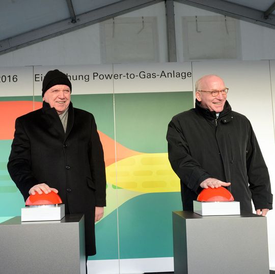Der hessische Ministerpräsident Volker Bouffier weiht zusammen mit dem geschäftsführenden Gesellschafter Prof. Dr. Martin Viessmann offiziell die PtG-Anlage am Standort Allendorf/Eder ein. Der hessische Ministerpräsident Volker Bouffier weiht zusammen mit dem geschäftsführenden Gesellschafter Prof. Dr. Martin Viessmann offiziell die PtG-Anlage am Standort Allendorf/Eder ein.