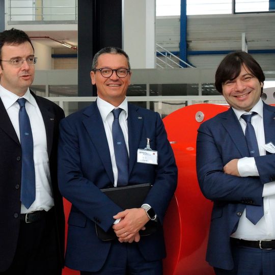 Mit der Übernahme von O&K kann Bonfiglioli Planetengetriebe bis 3 Mio. Nm aus einer Hand anbieten. Von links: Stefano Baldi (Global Sales Director), Fausto Carboni (CEO) und Giorgio Cucchi (General Manager, O&K Antriebstechnik). Mit der Übernahme von O&K kann Bonfiglioli Planetengetriebe bis 3 Mio. Nm aus einer Hand anbieten. Von links: Stefano Baldi (Global Sales Director), Fausto Carboni (CEO) und Giorgio Cucchi (General Manager, O&K Antriebstechnik).