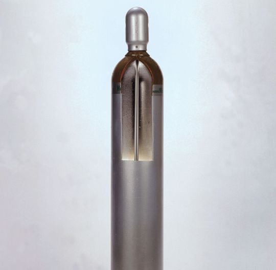 Abb.1: Das in die Gasflasche integrierte Reinigungssystem filtert Sauerstoff, Feuchte, Kohlenwasserstoffe, Halogenkohlenwasserstoffe, Kohlenmonoxid und Kohlendioxid zusätzlich aus dem bereits ultrahochhreinen Gas. Abb.1: Das in die Gasflasche integrierte Reinigungssystem filtert Sauerstoff, Feuchte, Kohlenwasserstoffe, Halogenkohlenwasserstoffe, Kohlenmonoxid und Kohlendioxid zusätzlich aus dem bereits ultrahochhreinen Gas.