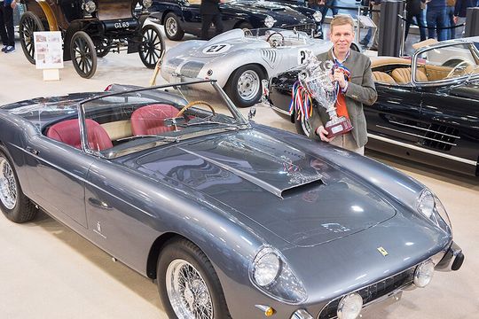 Zum „Best of Show“ der Techno Classica 2015 wählte eine internationale Fachjury den Ferrari 250 GT Pinin Farina Cabriolet Serie 1 von Händler Axel Schütte. Zum „Best of Show“ der Techno Classica 2015 wählte eine internationale Fachjury den Ferrari 250 GT Pinin Farina Cabriolet Serie 1 von Händler Axel Schütte.