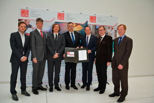 Gruppenbild nach Vertragsunterzeichnung v.l.n.r: Andreas Witschnigg (Projektleiter, RCPE GmbH) Harald Kainz (Rektor, TU Graz) Johannes Khinast (Scientific Director, RCPE GmbH) Matthias Müller (Senior Vice President Engineering, Robert Bosch GmbH, Packaging Technology, Business Unit Pharma) Thomas Klein (Business Director, RCPE GmbH) Christian Buchmann (Wirtschafts-Landesrat, Land Steiermark) Christian Gebauer (Projektleiter, Robert Bosch GmbH, Packaging Technology, Business Unit Pharma) Gruppenbild nach Vertragsunterzeichnung v.l.n.r: Andreas Witschnigg (Projektleiter, RCPE GmbH) Harald Kainz (Rektor, TU Graz) Johannes Khinast (Scientific Director, RCPE GmbH) Matthias Müller (Senior Vice President Engineering, Robert Bosch GmbH, Packaging Technology, Business Unit Pharma) Thomas Klein (Business Director, RCPE GmbH) Christian Buchmann (Wirtschafts-Landesrat, Land Steiermark) Christian Gebauer (Projektleiter, Robert Bosch GmbH, Packaging Technology, Business Unit Pharma)