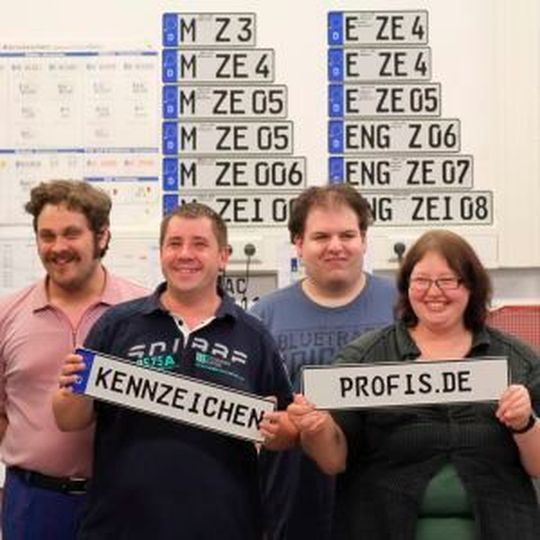„Die Kennzeichenprofis“ sind stolz auf ihre Arbeit. „Die Kennzeichenprofis“ sind stolz auf ihre Arbeit.