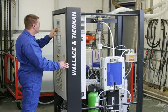 Membrantechnische Verfahren zählen in der Wasseraufbereitung bereits seit Jahrzehnten zum Stand der Technik – hier eine von der Siemens-Gesellschaft Wallace & Tiernan entwickelte Chlor-Membranelektrolyseanlage. Membrantechnische Verfahren zählen in der Wasseraufbereitung bereits seit Jahrzehnten zum Stand der Technik – hier eine von der Siemens-Gesellschaft Wallace & Tiernan entwickelte Chlor-Membranelektrolyseanlage.