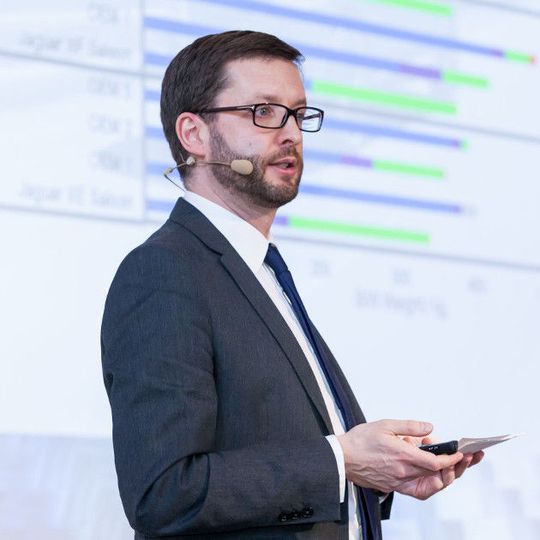 Antony Riley von Jaguar Land Rover erklärt die Architekturvorteile durch den neuen Materialmix des neuen SUV Jaguar F-Pace. Antony Riley von Jaguar Land Rover erklärt die Architekturvorteile durch den neuen Materialmix des neuen SUV Jaguar F-Pace.