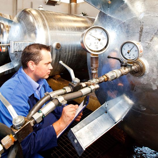 Druckgeräte müssen laut Gesetzgeber auf ihre Belastbarkeit hin überprüft werden, bevor und während sie betrieben werden. Druckgeräte müssen laut Gesetzgeber auf ihre Belastbarkeit hin überprüft werden, bevor und während sie betrieben werden.