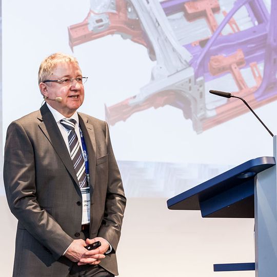 In dem Vortrag mit dem Titel „Stahl – Strategien der OEMs“ zeigte Jürgen-Werner Becke von der Volkswagen AG, einen Ansatz innovativer Stahlleichtbaulösungen am Beispiel des neuen VW Passat. In dem Vortrag mit dem Titel „Stahl – Strategien der OEMs“ zeigte Jürgen-Werner Becke von der Volkswagen AG, einen Ansatz innovativer Stahlleichtbaulösungen am Beispiel des neuen VW Passat.