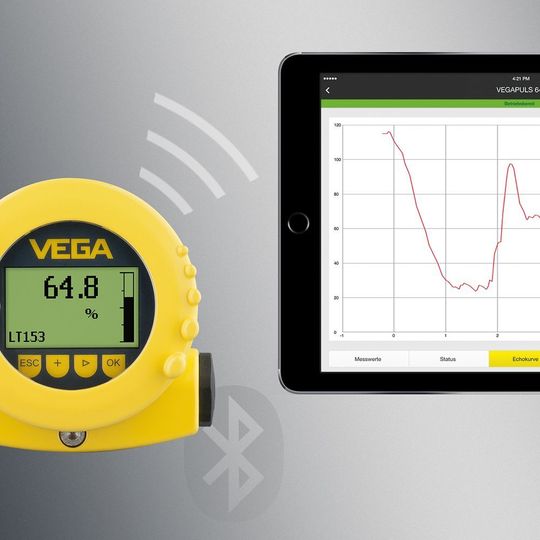 Plicscom in das Gerät einsetzen, die Vega Tools-App herunterladen und schon kann der Anwender seine Sensoren komfortabel und vor allem gefahrlos aus sicherer Entfernung mit dem Smartphone oder Tablet konfigurieren und parametrieren. Plicscom in das Gerät einsetzen, die Vega Tools-App herunterladen und schon kann der Anwender seine Sensoren komfortabel und vor allem gefahrlos aus sicherer Entfernung mit dem Smartphone oder Tablet konfigurieren und parametrieren.