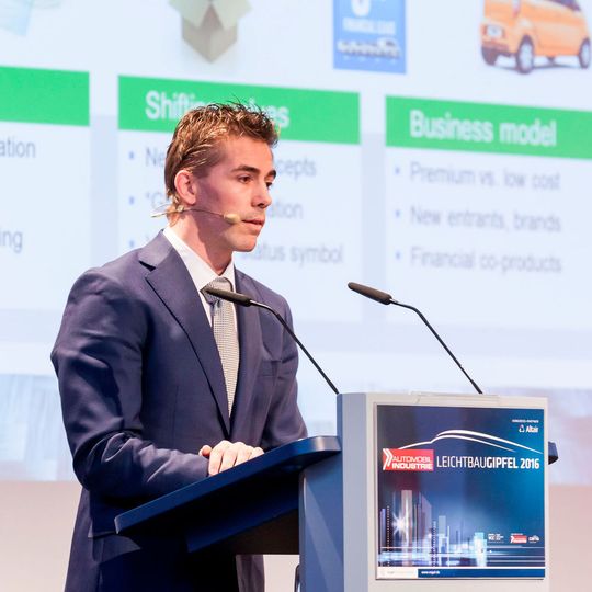 Welcher Werkstoff ist der Richtige? Basjan Berkhout von Tata Steel Europe, verglich auf dem Leichtbau-Gipfel Stahl und Aluminium über deren Lebenszeit hinweg. Welcher Werkstoff ist der Richtige? Basjan Berkhout von Tata Steel Europe, verglich auf dem Leichtbau-Gipfel Stahl und Aluminium über deren Lebenszeit hinweg.