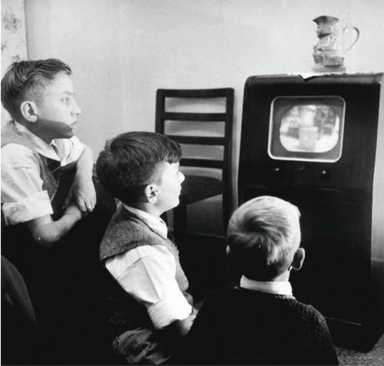 1936: Das Fernsehen erobert Deutschland und Max Conrad hat die passenden Bauteile. 1936: Das Fernsehen erobert Deutschland und Max Conrad hat die passenden Bauteile.