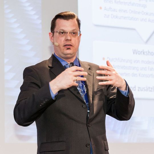 Dr. Ing. Hans Willi Raedt stellte auf dem Leichtbau-Gipfel 2016 die konstruktiven Vorteile zum Leichtbau für Antriebs- und Fahrwerkskomponenten bei Nutzfahrzeugen hervor. Dr. Ing. Hans Willi Raedt stellte auf dem Leichtbau-Gipfel 2016 die konstruktiven Vorteile zum Leichtbau für Antriebs- und Fahrwerkskomponenten bei Nutzfahrzeugen hervor.