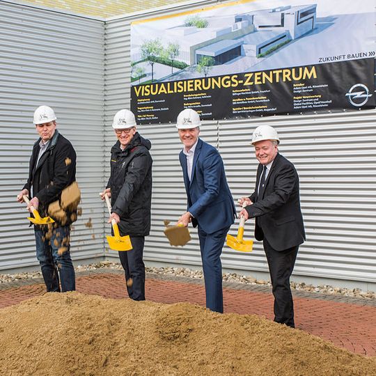 Stellvertretender Betriebsratsvorsitzender Uwe Baum, Opel CEO Dr. Karl-Thomas Neumann, Design-Chef Mark Adams und Richard Bolz, Director Design Operations Europe (v.l.n.r.) beim Spatenstich für das neue Visualisierungs-Zentrum. Stellvertretender Betriebsratsvorsitzender Uwe Baum, Opel CEO Dr. Karl-Thomas Neumann, Design-Chef Mark Adams und Richard Bolz, Director Design Operations Europe (v.l.n.r.) beim Spatenstich für das neue Visualisierungs-Zentrum.