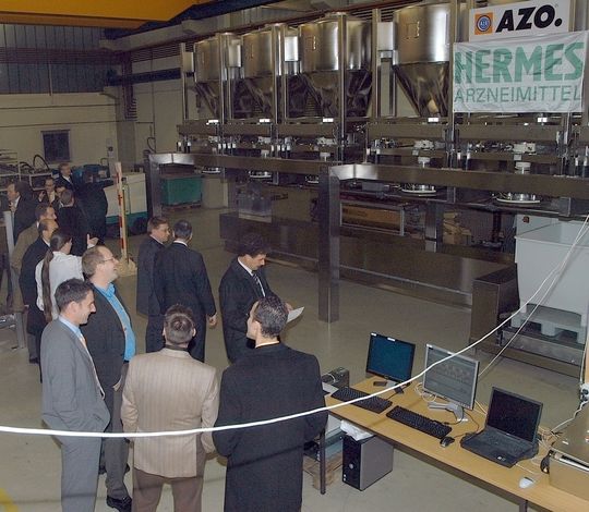 Die im Technologiezentrum aufgebaute Containerwiegeanlage zur Brausetablettenherstellung besteht aus neun Dositainer. Bilder: AZO Die im Technologiezentrum aufgebaute Containerwiegeanlage zur Brausetablettenherstellung besteht aus neun Dositainer. Bilder: AZO