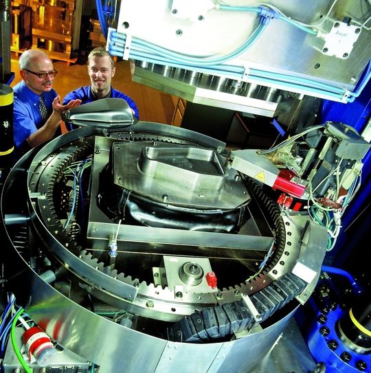 Integriertes Werkzeug zur Umformung und zum Laserstrahlschweißen von Doppelblechbauteilen Bilder: Lehrstuhl für Fertigungstechnologie Integriertes Werkzeug zur Umformung und zum Laserstrahlschweißen von Doppelblechbauteilen Bilder: Lehrstuhl für Fertigungstechnologie