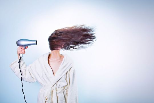 „Wow, deine neue Frisur steht dir aber gut“ – nichts da! Dass einem die neue Haarpracht schön geredet wird, obwohl sie furchtbar aussieht, kommt wohl öfter vor. Sechs von zehn Deutschen lügen mindestens einmal täglich. „Wow, deine neue Frisur steht dir aber gut“ – nichts da! Dass einem die neue Haarpracht schön geredet wird, obwohl sie furchtbar aussieht, kommt wohl öfter vor. Sechs von zehn Deutschen lügen mindestens einmal täglich.