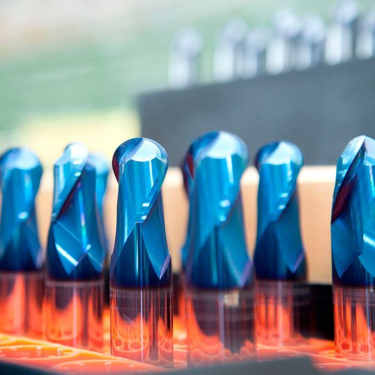 Werkzeuge von Hofmann & Vratny werden über zahlreiche Großhändler weltweit vertrieben – typisch für die Fräser ist eine blaue Beschichtung. Werkzeuge von Hofmann & Vratny werden über zahlreiche Großhändler weltweit vertrieben – typisch für die Fräser ist eine blaue Beschichtung.