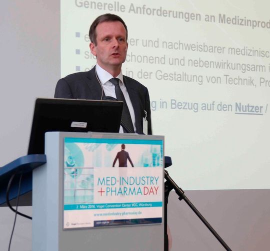 Dr. Cord Schlötelburg, Deutsche Gesellschaft für biomedizinische Technik (DGBMT) im VDE: „Patienten wollen selbstbestimmend mitreden, wenn es um ihre Gesundheit geht. Steigende regulatorische Anforderungen fördern dabei letztlich die Personalisierung der Medizin, da mit ihnen die Patientensicherheit steigt.“ Dr. Cord Schlötelburg, Deutsche Gesellschaft für biomedizinische Technik (DGBMT) im VDE: „Patienten wollen selbstbestimmend mitreden, wenn es um ihre Gesundheit geht. Steigende regulatorische Anforderungen fördern dabei letztlich die Personalisierung der Medizin, da mit ihnen die Patientensicherheit steigt.“