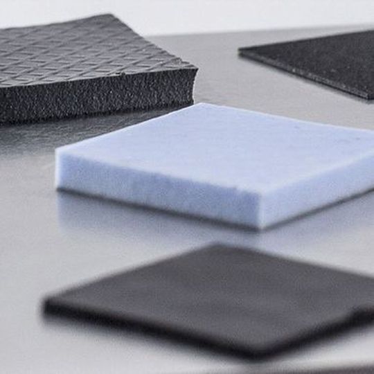 SuperThermal Wärmeleitkissen verbinden die hohe Konduktivität von Kohlefasern mit der Elastizität und den Verformungseigenschaften eines Polymers.