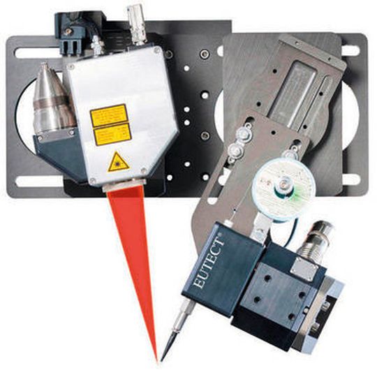 Mit dem Drahtvorschub Sensitive Wire Feed (SWF) entwickelte Eutect eine prozesssichere Fördertechnik für reproduzierbare Lötstellen mit drahtgeführten Prozessen. Mit dem Drahtvorschub Sensitive Wire Feed (SWF) entwickelte Eutect eine prozesssichere Fördertechnik für reproduzierbare Lötstellen mit drahtgeführten Prozessen.