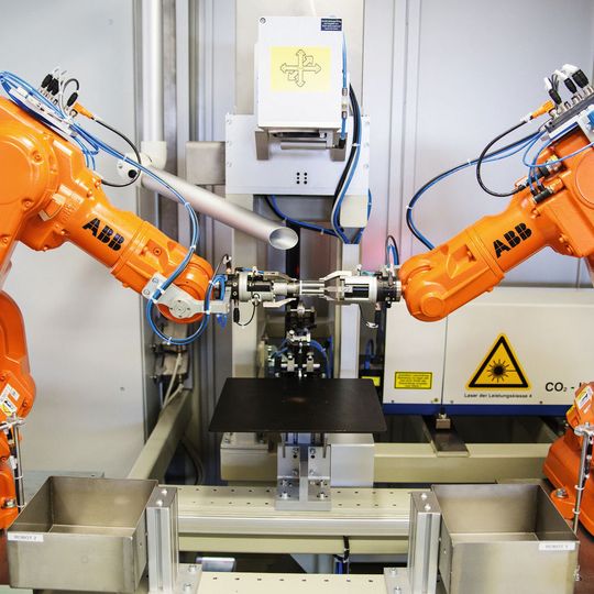 Feinfühlig wie Glasbläser ermöglichen die Roboter die zum Verformen notwendigen komplexen Stauch- und Ziehprozesse der Gläser. Feinfühlig wie Glasbläser ermöglichen die Roboter die zum Verformen notwendigen komplexen Stauch- und Ziehprozesse der Gläser.