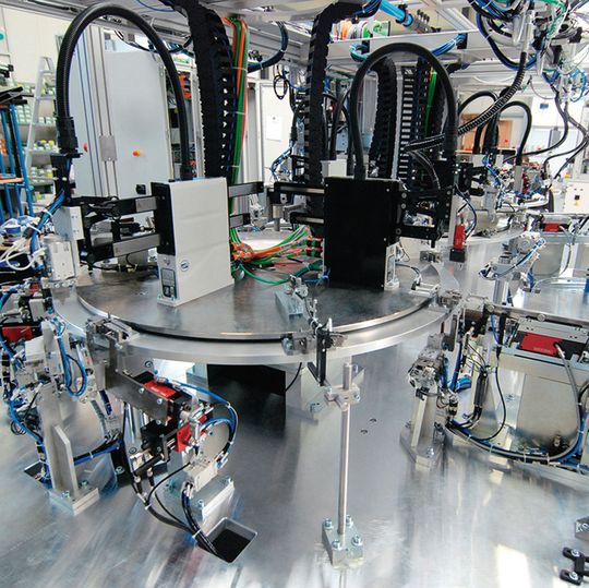 Montageautomat für elektromechanische Sensoren von UBH Mechanical Engineering mit Komponenten von Weiss: drei Rundschalttische und elf direkt angetriebene Pick-and-place-Einheiten schaffen eine Positioniergenauigkeit von 0,02 mm – bei einer Taktzeit von 1,5 s. Montageautomat für elektromechanische Sensoren von UBH Mechanical Engineering mit Komponenten von Weiss: drei Rundschalttische und elf direkt angetriebene Pick-and-place-Einheiten schaffen eine Positioniergenauigkeit von 0,02 mm – bei einer Taktzeit von 1,5 s.