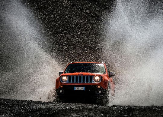Durch die „Selec-Terrain“-Antriebssteuerung kann der Fahrer den Jeep Renegade problemlos an vorherrschende Straßenbedingungen anpassen. Die Radlager und verschiedene Dichtungen für Stoßdämpfer, Getriebe und Motor steuert SKF zu dem Geländewagen bei. Durch die „Selec-Terrain“-Antriebssteuerung kann der Fahrer den Jeep Renegade problemlos an vorherrschende Straßenbedingungen anpassen. Die Radlager und verschiedene Dichtungen für Stoßdämpfer, Getriebe und Motor steuert SKF zu dem Geländewagen bei.