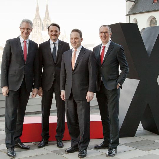 Der Lanxess-Vorstand auf der Bilanzpressekonferenz (v.l.n.r.): Rainer van Roessel, Vorstandsmitglied und Arbeitsdirektor, Michael Pontzen, Finanzvorstand, Matthias Zachert, Vorsitzender der Vorstands, und Hubert Fink, Vorstandsmitglied Der Lanxess-Vorstand auf der Bilanzpressekonferenz (v.l.n.r.): Rainer van Roessel, Vorstandsmitglied und Arbeitsdirektor, Michael Pontzen, Finanzvorstand, Matthias Zachert, Vorsitzender der Vorstands, und Hubert Fink, Vorstandsmitglied