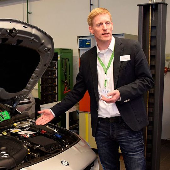 Kfz-Trainer Thomas Kock: Batterieservice ist etwas für Profis. Kfz-Trainer Thomas Kock: Batterieservice ist etwas für Profis.