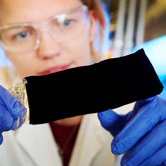 Vantablack absorbiert so viel Licht, dass das menschliche Gehirn es als zweidimensionale, schwarze Fläche wahrnimmt. Vantablack absorbiert so viel Licht, dass das menschliche Gehirn es als zweidimensionale, schwarze Fläche wahrnimmt.